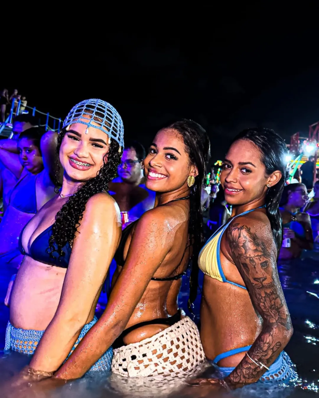 Grupo de amigas na água durante a festa