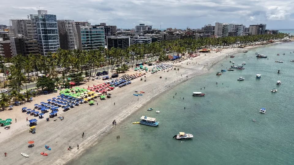A orla de Ponta Verde vista de cima, com os barcos na areia
