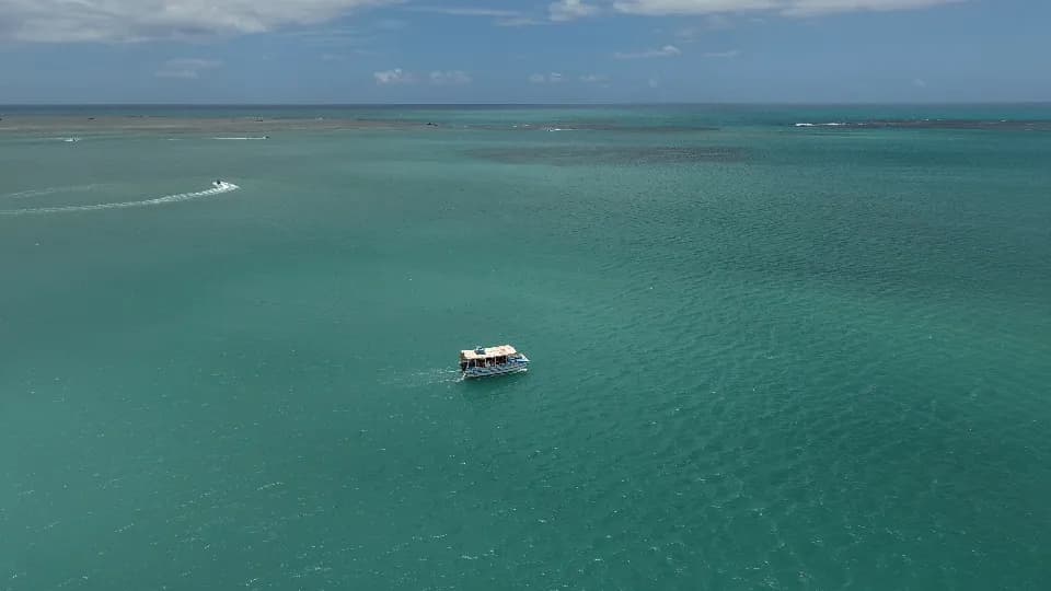O barco a caminho das piscinas naturais