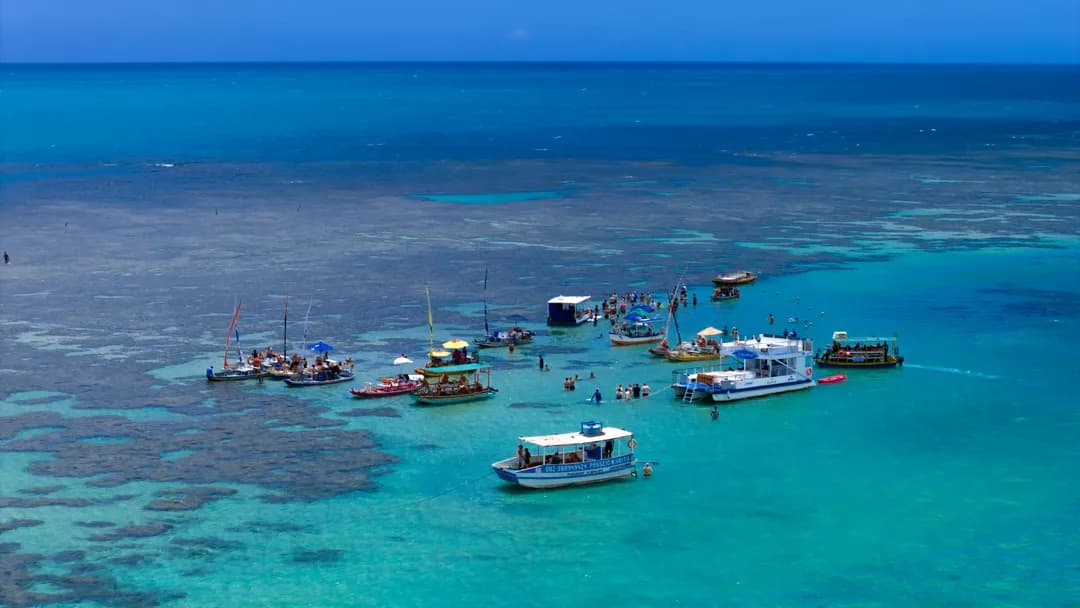 As piscinas naturais da Pajuçara com os barcos ancorados